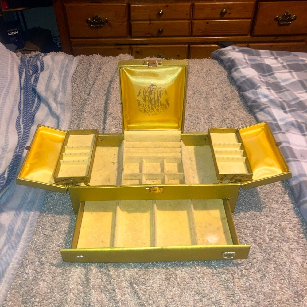 Vintage Lady Buxton 1960 Tri-fold Jewelry Box